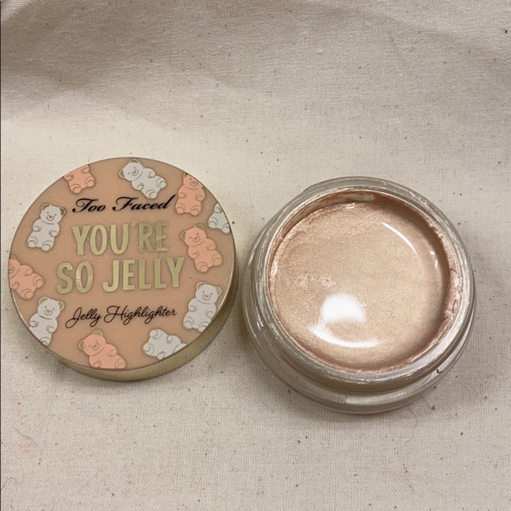 Too faced you’re so jelly highlighter